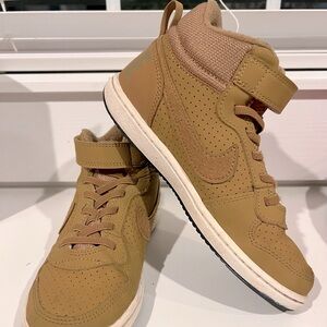 Boys NIKE Court Borough Tan High Shoe in EUC